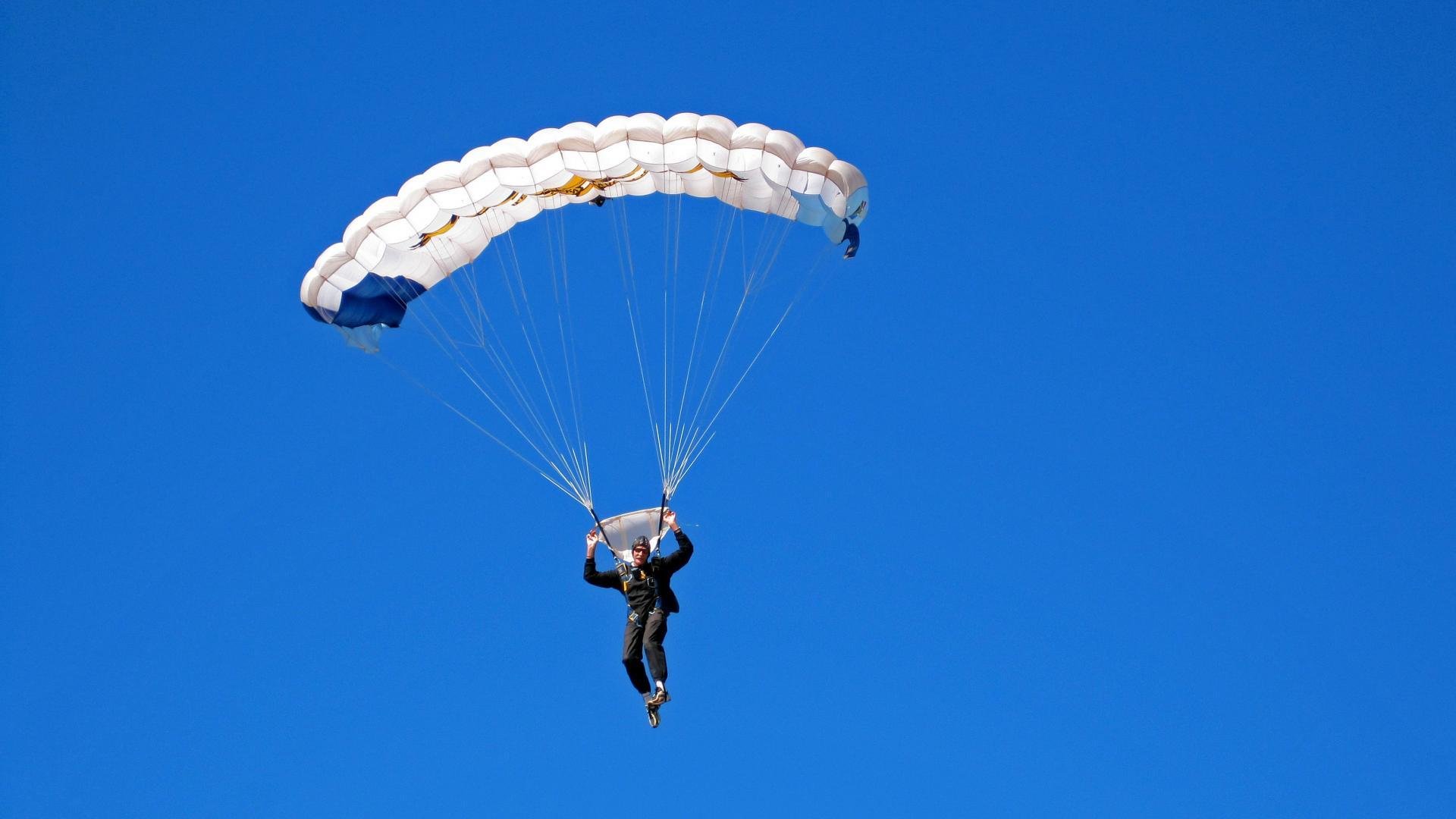 【热点战术】教练如何应对对手的特殊防守布置,教练员非常耐心不厌其烦地给队员们讲解战术安排