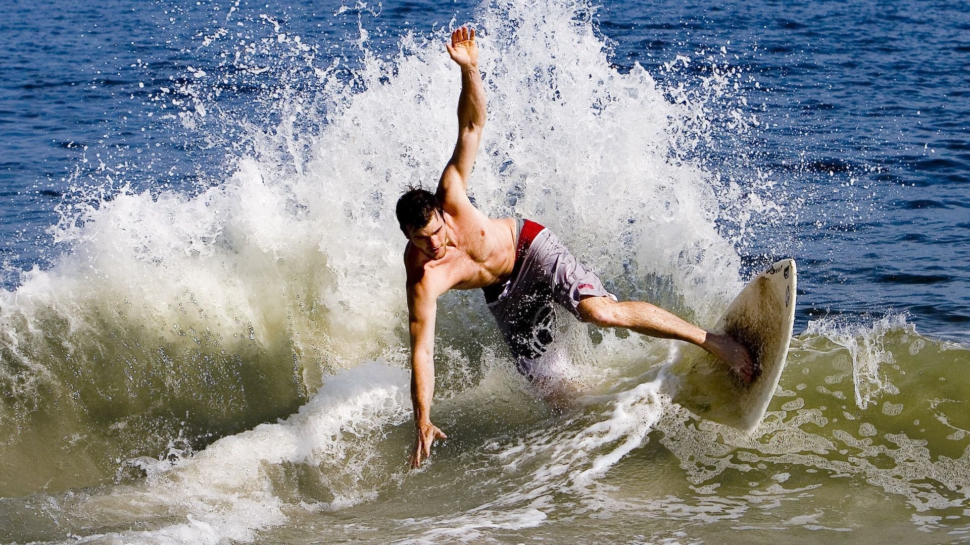 开云体育官网下载-字母哥最后时刻封盖助雄鹿险胜对手，字母哥伤退雄鹿加时险胜热火